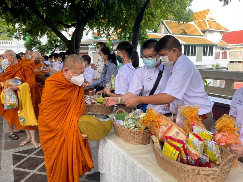 กิจกรรมทำบุญตักบาตรในช่วงเช้า ณ วัดเทพศิรินทราวาส