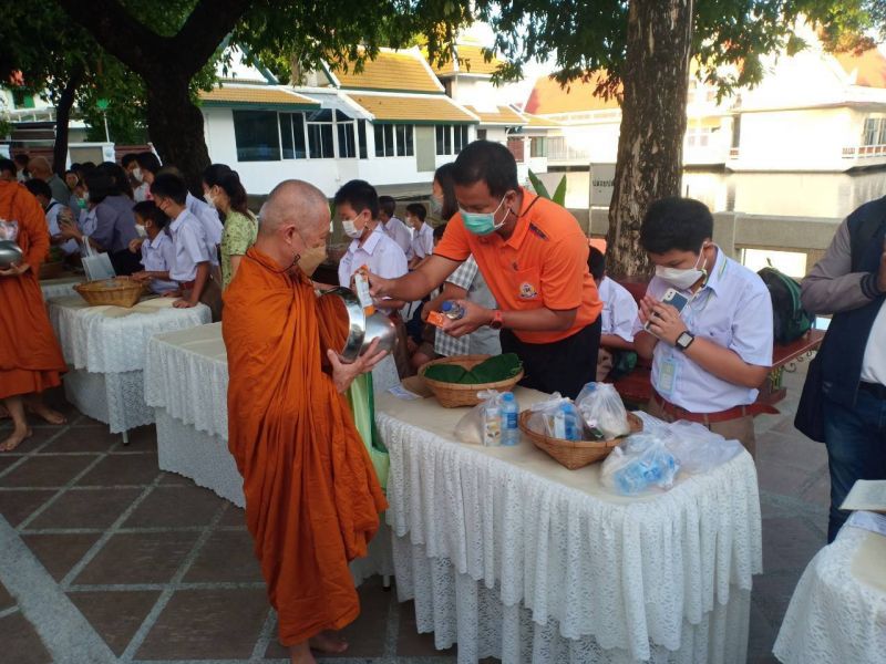 กิจกรรมทำบุญตักบาตรในช่วงเช้า ณ วัดเทพศิรินทราวาส