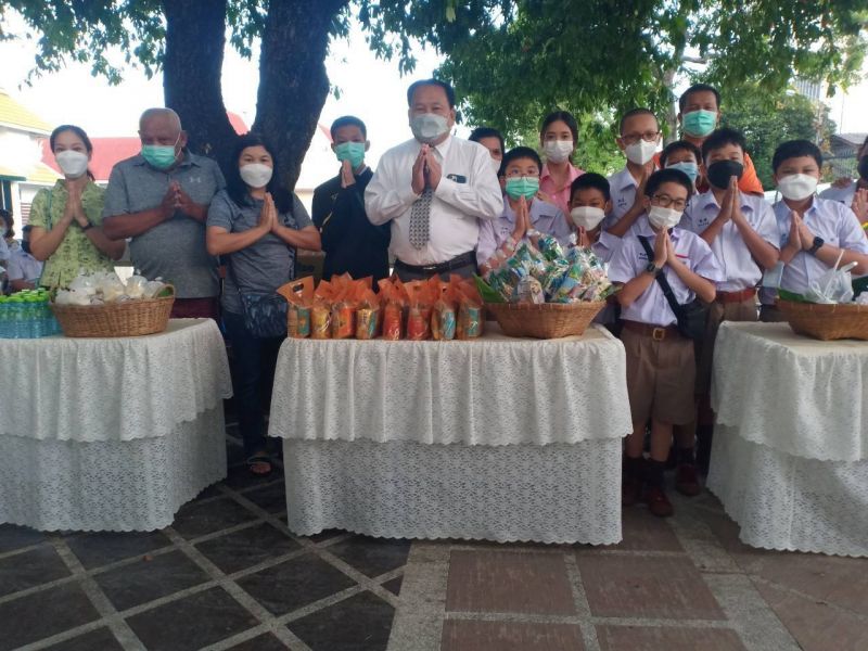 กิจกรรมทำบุญตักบาตรในช่วงเช้า ณ วัดเทพศิรินทราวาส