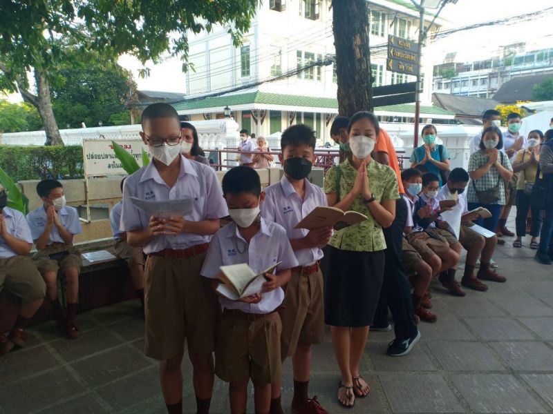 กิจกรรมทำบุญตักบาตรในช่วงเช้า ณ วัดเทพศิรินทราวาส