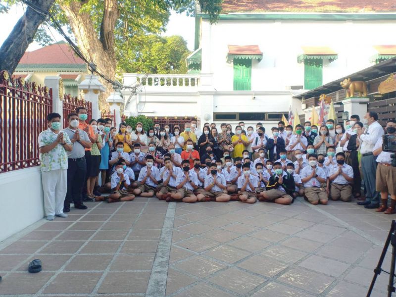 กิจกรรมทำบุญตักบาตรในช่วงเช้า ณ วัดเทพศิรินทราวาส