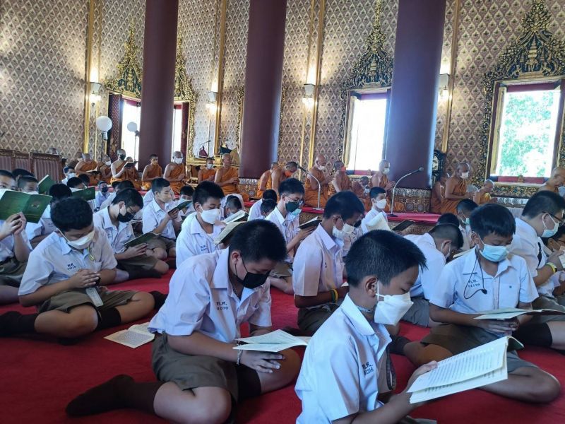 กิจกรรมทำบุญตักบาตรในช่วงเช้า ณ วัดเทพศิรินทราวาส