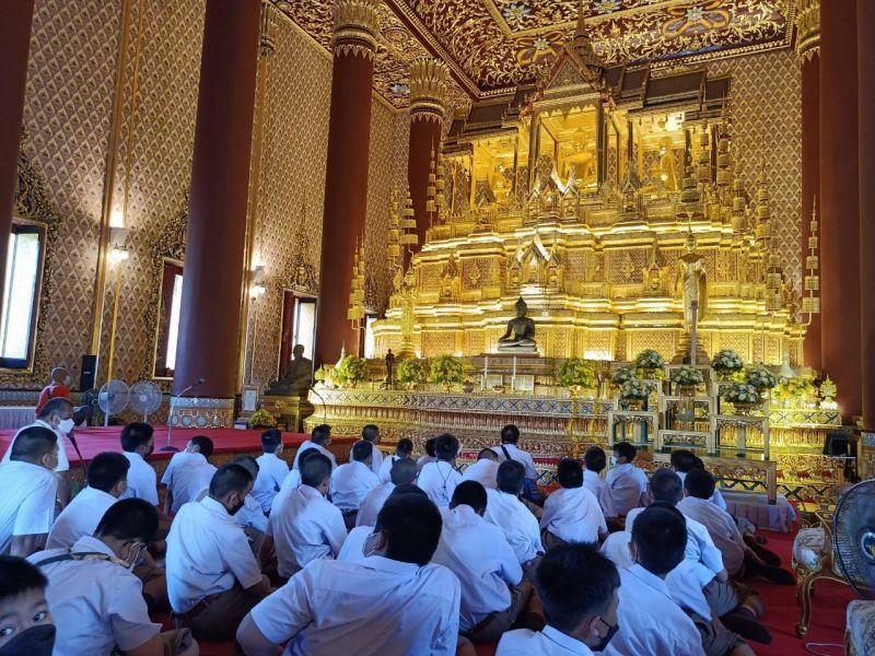 กิจกรรมทำบุญตักบาตรในช่วงเช้า ณ วัดเทพศิรินทราวาส