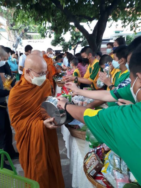 กิจกรรมทำบุญตักบาตรในช่วงเช้า ณ วัดเทพศิรินทราวาส