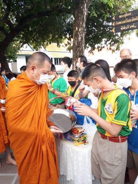 กิจกรรมทำบุญตักบาตรในช่วงเช้า ณ วัดเทพศิรินทราวาส
