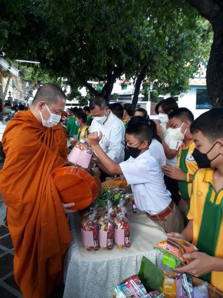 กิจกรรมทำบุญตักบาตรในช่วงเช้า ณ วัดเทพศิรินทราวาส