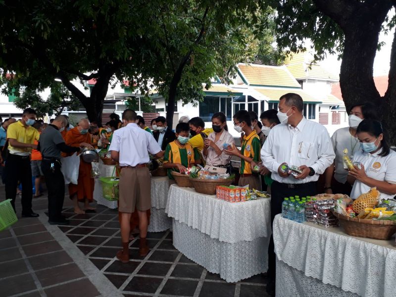 กิจกรรมทำบุญตักบาตรในช่วงเช้า ณ วัดเทพศิรินทราวาส