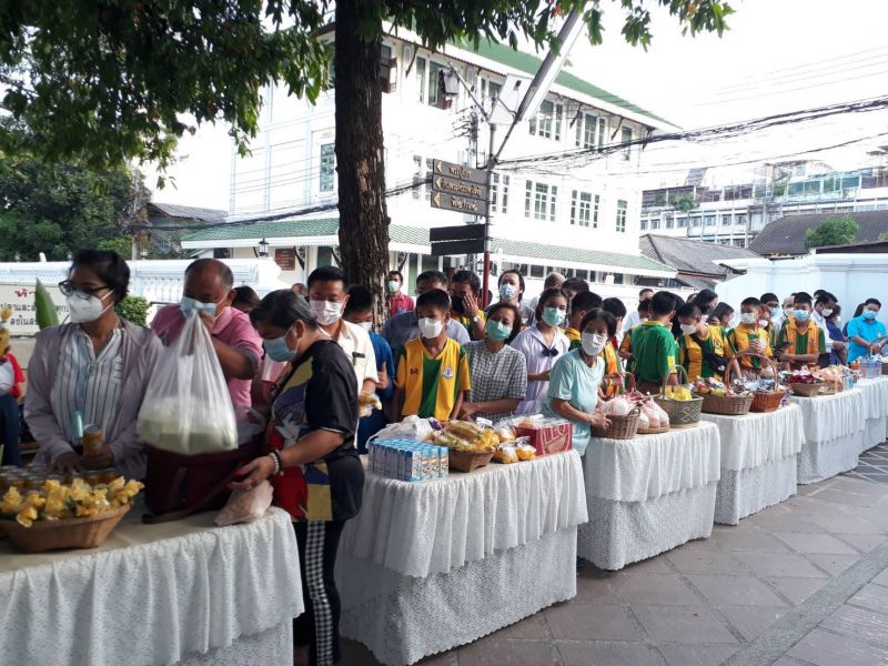 กิจกรรมทำบุญตักบาตรในช่วงเช้า ณ วัดเทพศิรินทราวาส