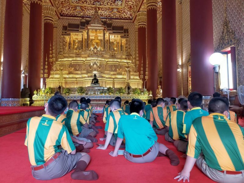 กิจกรรมทำบุญตักบาตรในช่วงเช้า ณ วัดเทพศิรินทราวาส