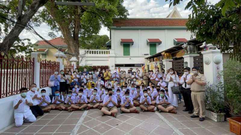 กิจกรรมทำบุญตักบาตรในช่วงเช้า ณ วัดเทพศิรินทราวาส
