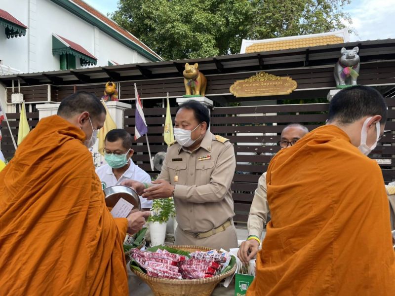 กิจกรรมทำบุญตักบาตรในช่วงเช้า ณ วัดเทพศิรินทราวาส