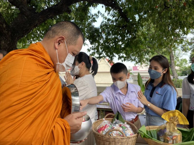 กิจกรรมทำบุญตักบาตรในช่วงเช้า ณ วัดเทพศิรินทราวาส