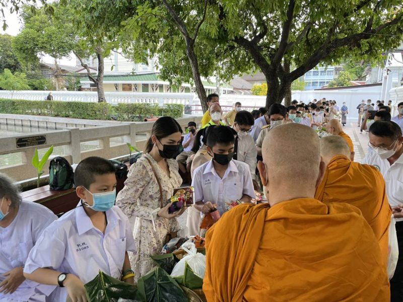 กิจกรรมทำบุญตักบาตรในช่วงเช้า ณ วัดเทพศิรินทราวาส