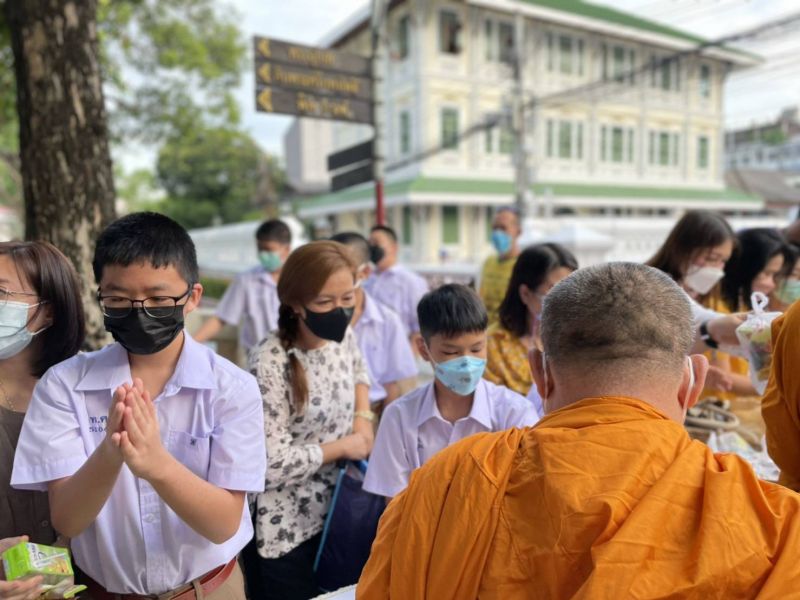 กิจกรรมทำบุญตักบาตรในช่วงเช้า ณ วัดเทพศิรินทราวาส