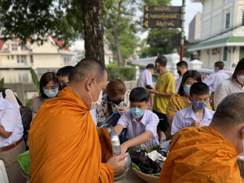 กิจกรรมทำบุญตักบาตรในช่วงเช้า ณ วัดเทพศิรินทราวาส