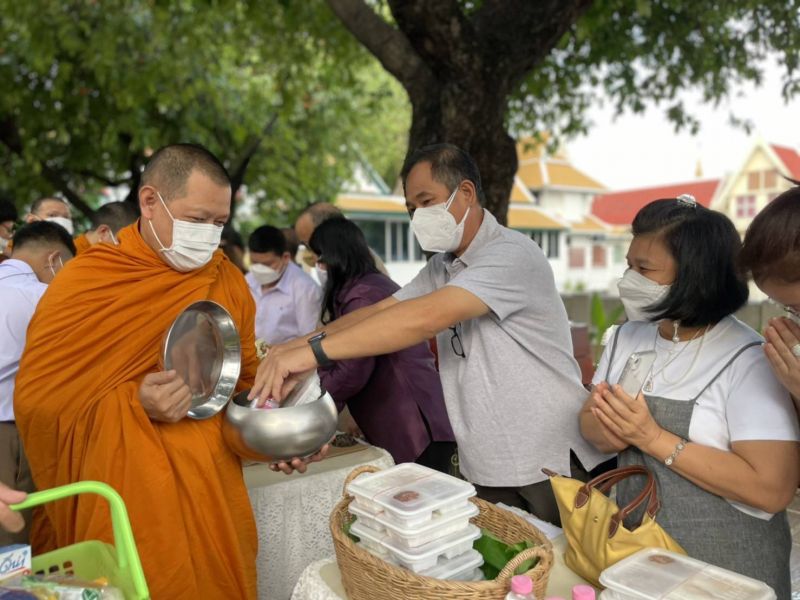 กิจกรรมทำบุญตักบาตรในช่วงเช้า ณ วัดเทพศิรินทราวาส