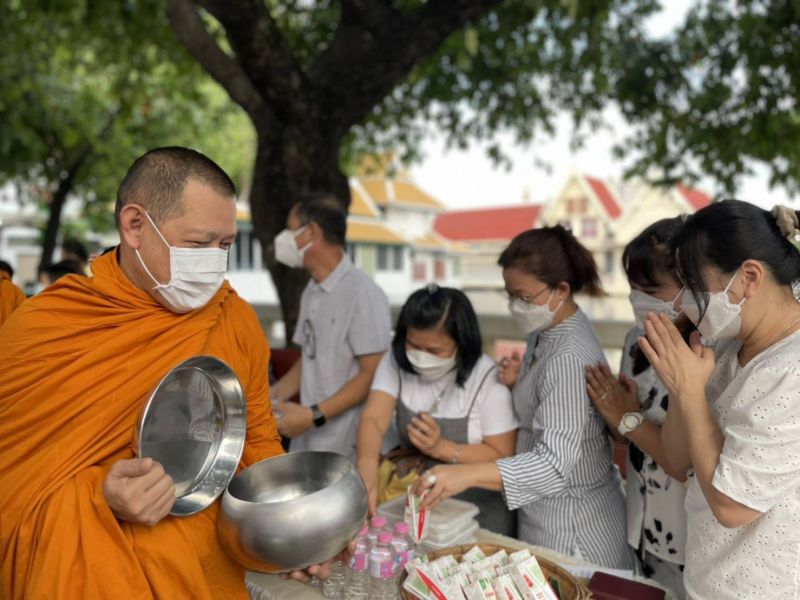 กิจกรรมทำบุญตักบาตรในช่วงเช้า ณ วัดเทพศิรินทราวาส