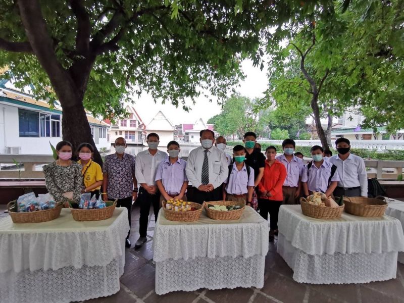 กิจกรรมทำบุญตักบาตรในช่วงเช้า ณ วัดเทพศิรินทราวาส