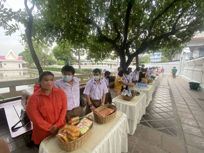 กิจกรรมทำบุญตักบาตรในช่วงเช้า ณ วัดเทพศิรินทราวาส