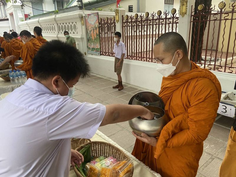 กิจกรรมทำบุญตักบาตรในช่วงเช้า ณ วัดเทพศิรินทราวาส