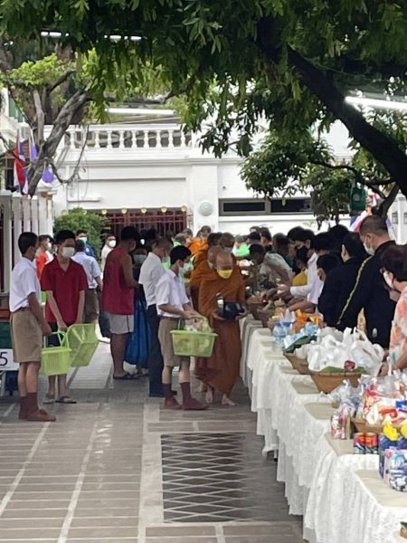 กิจกรรมทำบุญตักบาตรในช่วงเช้า ณ วัดเทพศิรินทราวาส