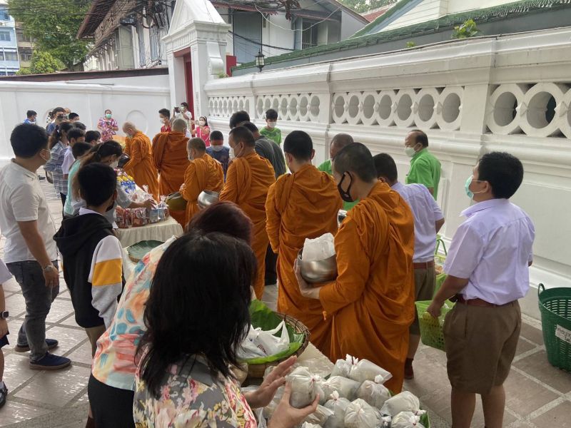 กิจกรรมทำบุญตักบาตรในช่วงเช้า ณ วัดเทพศิรินทราวาส