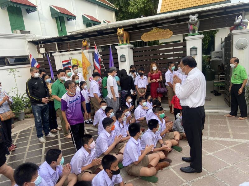 กิจกรรมทำบุญตักบาตรในช่วงเช้า ณ วัดเทพศิรินทราวาส