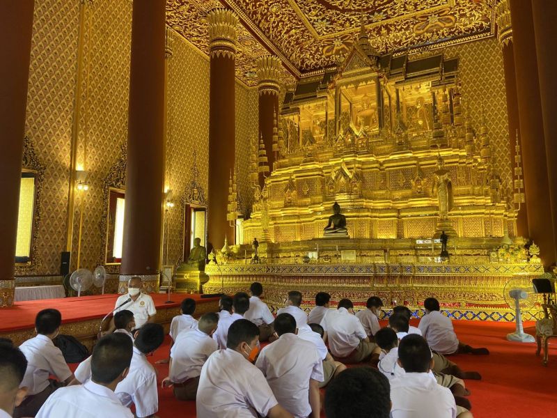 กิจกรรมทำบุญตักบาตรในช่วงเช้า ณ วัดเทพศิรินทราวาส