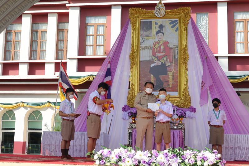 มอบรางวัลแก่นักเรียนที่สร้างชื่อเสียงให้แก่โรงเรียน จากการแข่งขัน สอวน.  ชีววิทยาโอลิมปิกระดับชาติ ครั้งที่ 19 และ สอวน. คอมพิวเตอร์โอลิมปิกระดับชาติ ครัั้งที่ 18