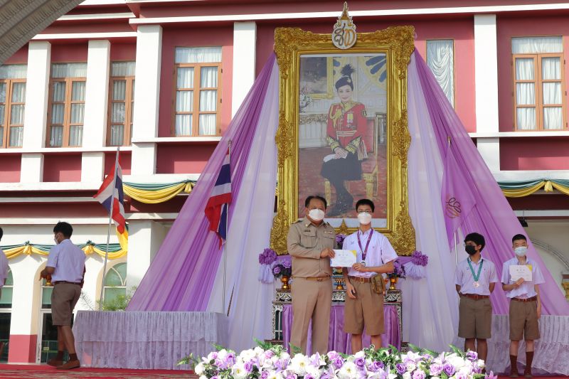 มอบรางวัลแก่นักเรียนที่สร้างชื่อเสียงให้แก่โรงเรียน จากการแข่งขัน สอวน.  ชีววิทยาโอลิมปิกระดับชาติ ครั้งที่ 19 และ สอวน. คอมพิวเตอร์โอลิมปิกระดับชาติ ครัั้งที่ 18