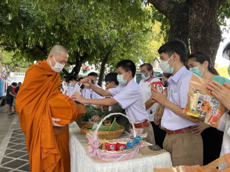 กิจกรรมทำบุญตักบาตรในช่วงเช้า ณ วัดเทพศิรินทราวาส