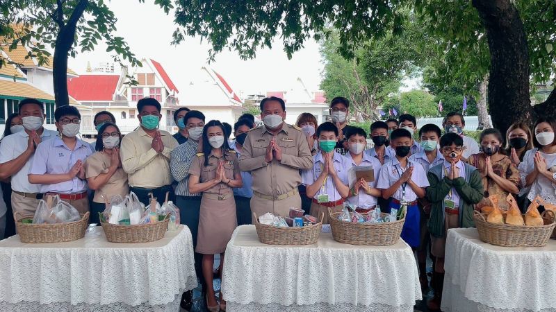 กิจกรรมทำบุญตักบาตรในช่วงเช้า ณ วัดเทพศิรินทราวาส