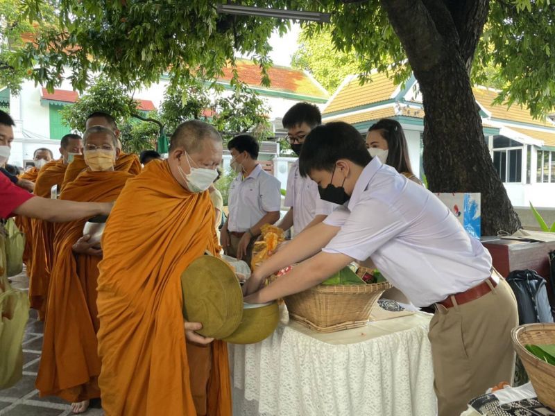 กิจกรรมทำบุญตักบาตรในช่วงเช้า ณ วัดเทพศิรินทราวาส