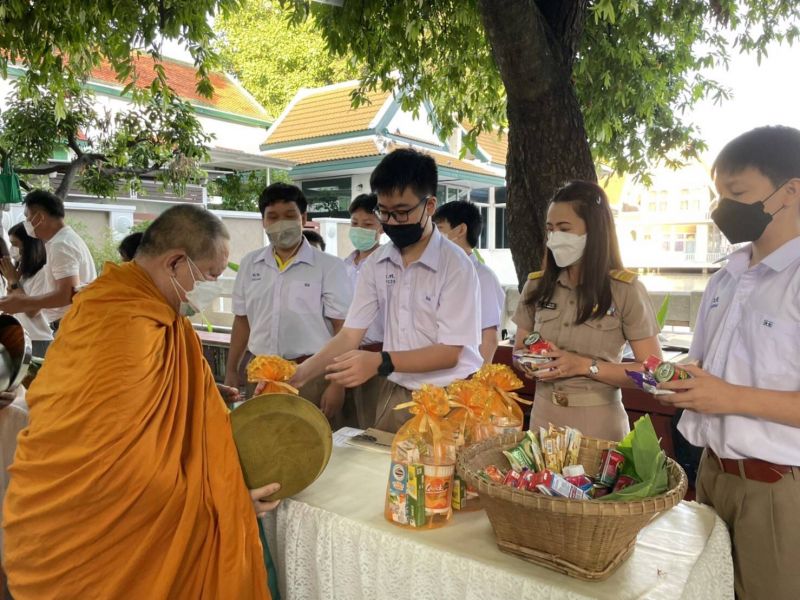 กิจกรรมทำบุญตักบาตรในช่วงเช้า ณ วัดเทพศิรินทราวาส