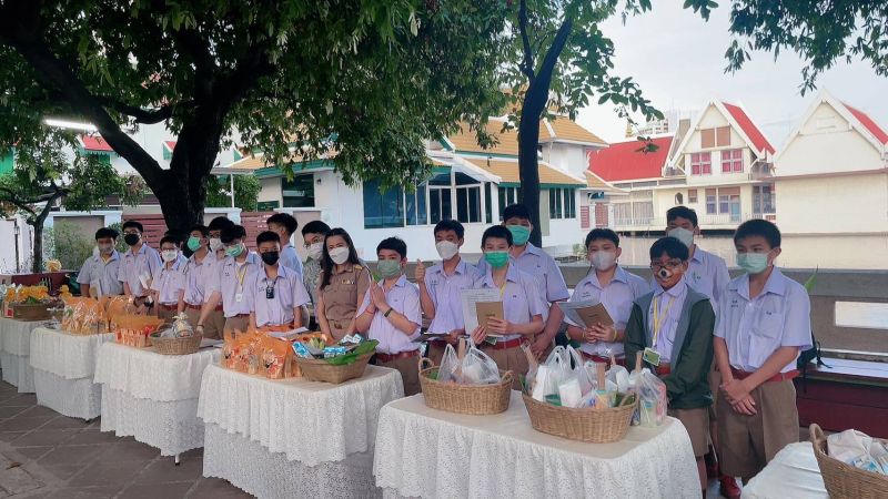 กิจกรรมทำบุญตักบาตรในช่วงเช้า ณ วัดเทพศิรินทราวาส