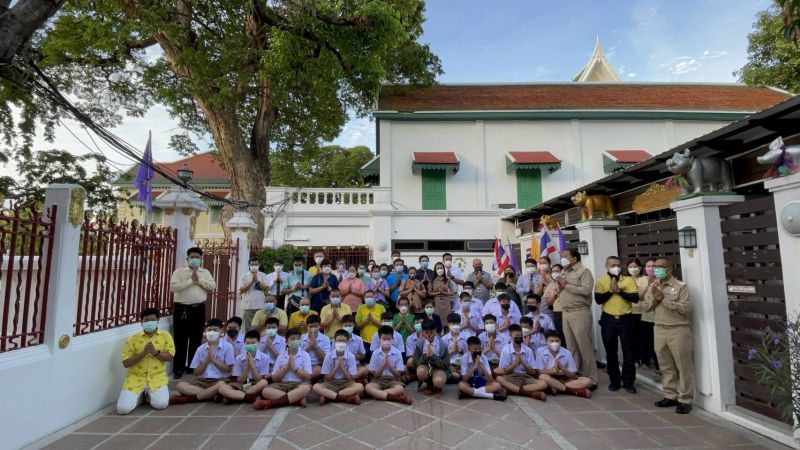 กิจกรรมทำบุญตักบาตรในช่วงเช้า ณ วัดเทพศิรินทราวาส