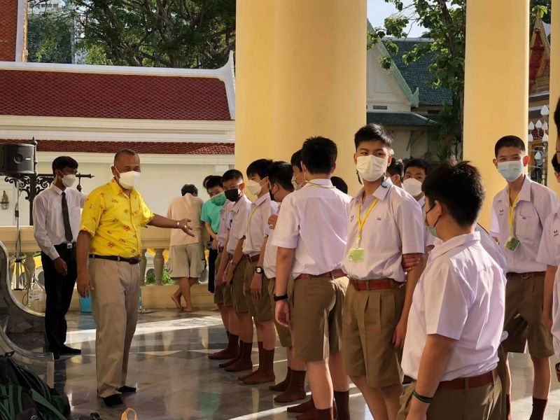 กิจกรรมทำบุญตักบาตรในช่วงเช้า ณ วัดเทพศิรินทราวาส