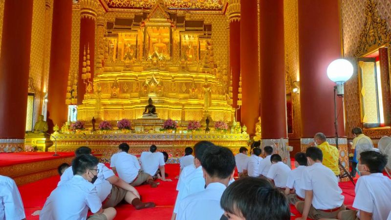 กิจกรรมทำบุญตักบาตรในช่วงเช้า ณ วัดเทพศิรินทราวาส