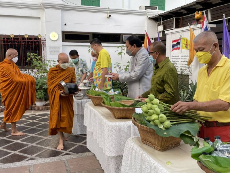 กิจกรรมทำบุญตักบาตรในช่วงเช้า ณ วัดเทพศิรินทราวาส