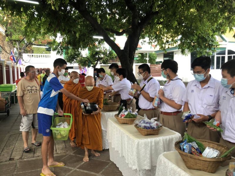 กิจกรรมทำบุญตักบาตรในช่วงเช้า ณ วัดเทพศิรินทราวาส