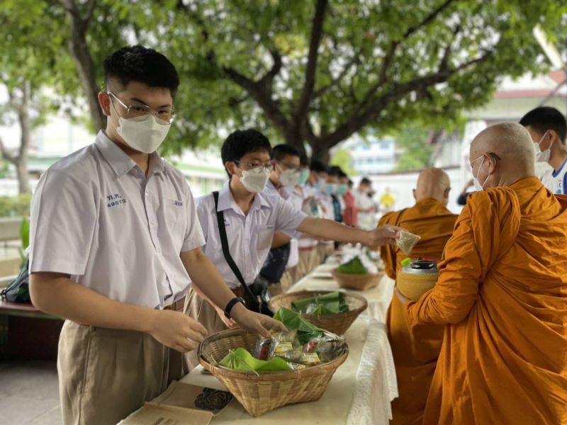 กิจกรรมทำบุญตักบาตรในช่วงเช้า ณ วัดเทพศิรินทราวาส