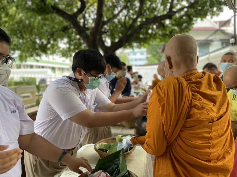 กิจกรรมทำบุญตักบาตรในช่วงเช้า ณ วัดเทพศิรินทราวาส