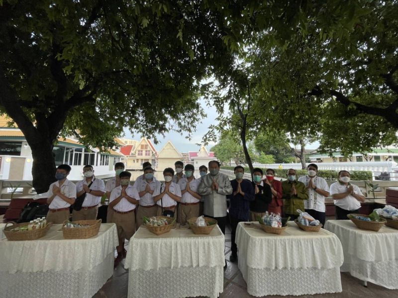 กิจกรรมทำบุญตักบาตรในช่วงเช้า ณ วัดเทพศิรินทราวาส