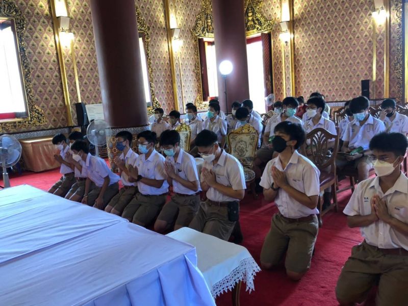 กิจกรรมทำบุญตักบาตรในช่วงเช้า ณ วัดเทพศิรินทราวาส