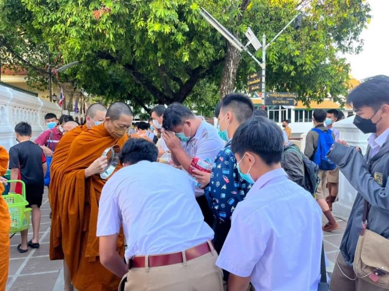 กิจกรรมทำบุญตักบาตรในช่วงเช้า ณ วัดเทพศิรินทราวาส