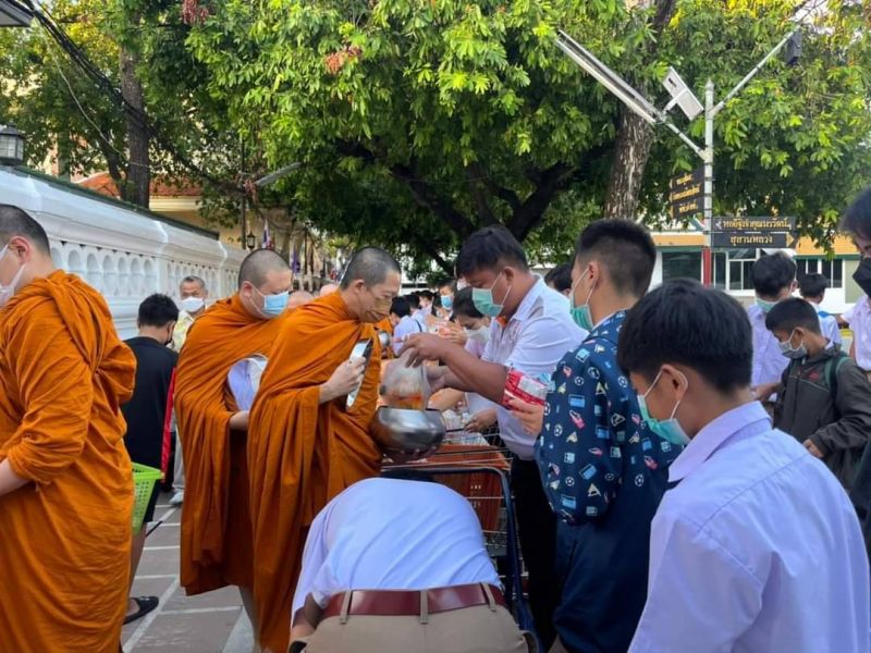 กิจกรรมทำบุญตักบาตรในช่วงเช้า ณ วัดเทพศิรินทราวาส