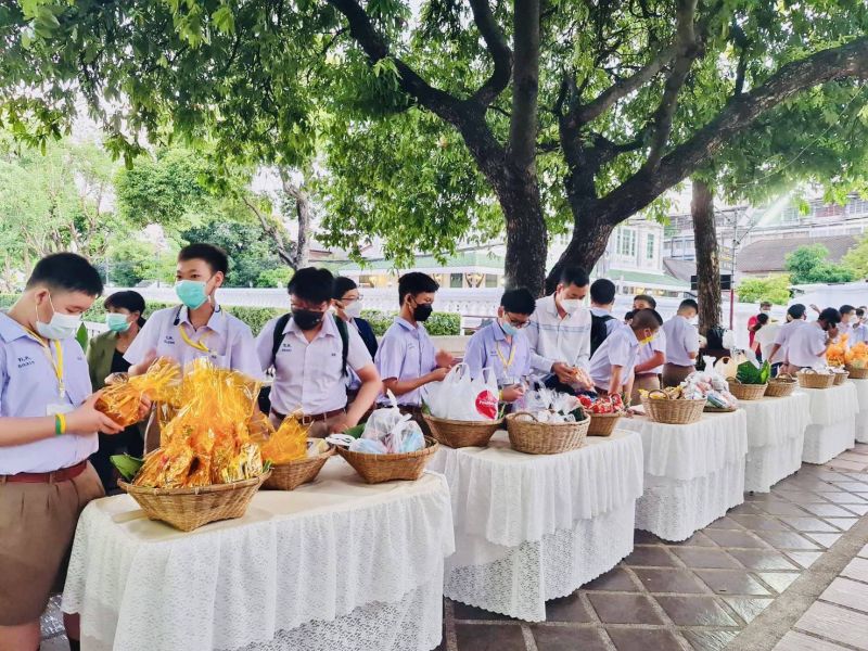 กิจกรรมทำบุญตักบาตรในช่วงเช้า ณ วัดเทพศิรินทราวาส
