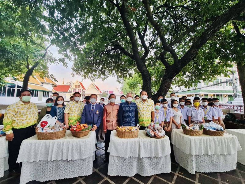 กิจกรรมทำบุญตักบาตรในช่วงเช้า ณ วัดเทพศิรินทราวาส