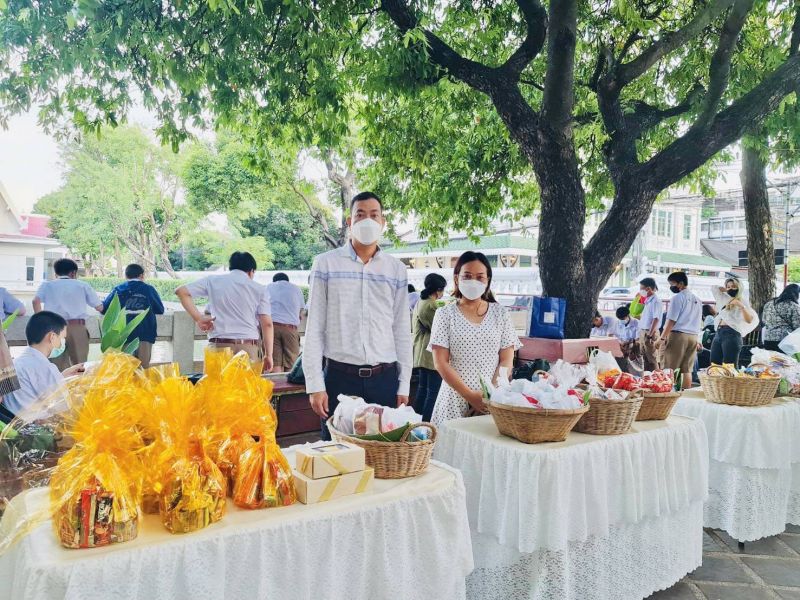 กิจกรรมทำบุญตักบาตรในช่วงเช้า ณ วัดเทพศิรินทราวาส