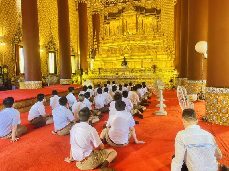 กิจกรรมทำบุญตักบาตรในช่วงเช้า ณ วัดเทพศิรินทราวาส